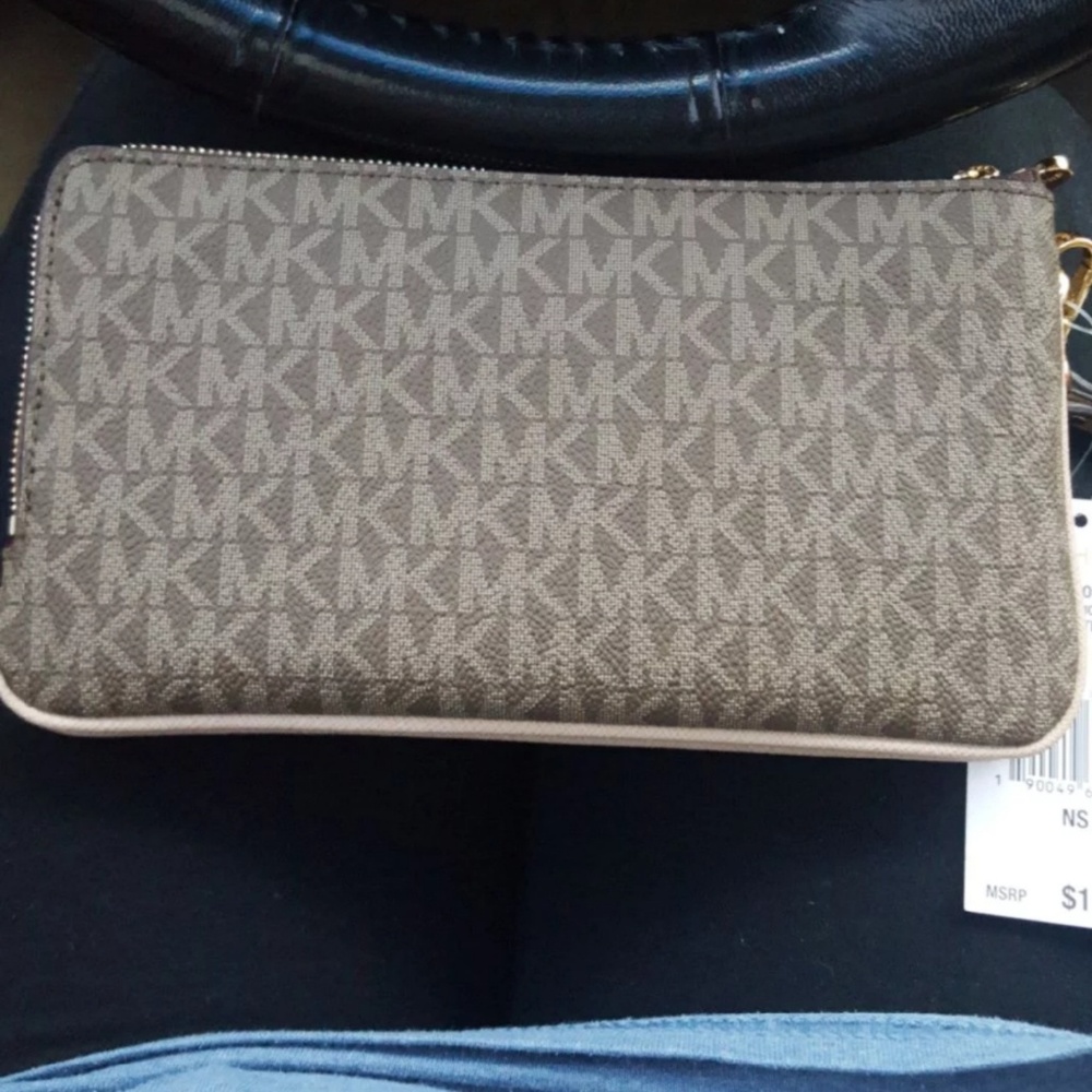 Michael Kors wristlet wallet - Picture 2 of 5
